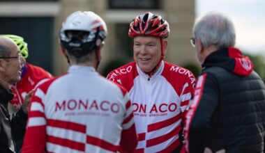 Alberto de Mónaco se pone el maillot para recorrer la primera etapa de la próxima Vuelta Ciclista a España por las calles del Principado