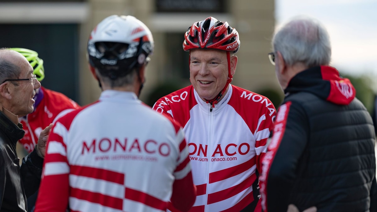 Alberto de Mónaco se pone el maillot para recorrer la primera etapa de la próxima Vuelta Ciclista a España por las calles del Principado