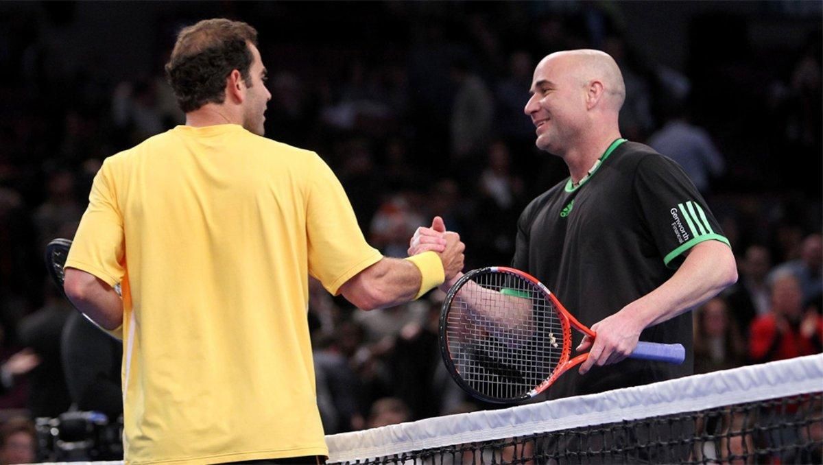 Andre Agassi saludando a Pete Sampras tras un partido de exhibición