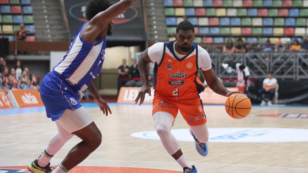 Yoanki Mencía, en un amistoso contra el Porto con el Leyma.