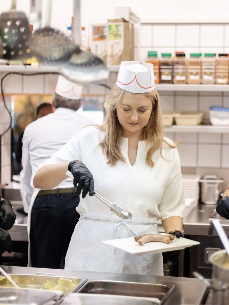 El Gran Duque y la Gran Duquesa de Luxemburgo distribuyeron comidas en el restaurante social "Vollekskichen" de Bonnevoie