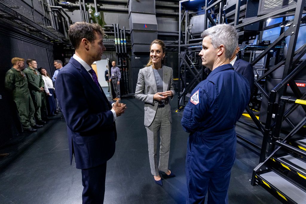 Kate Middleton charlando durante su visita a una base aérea