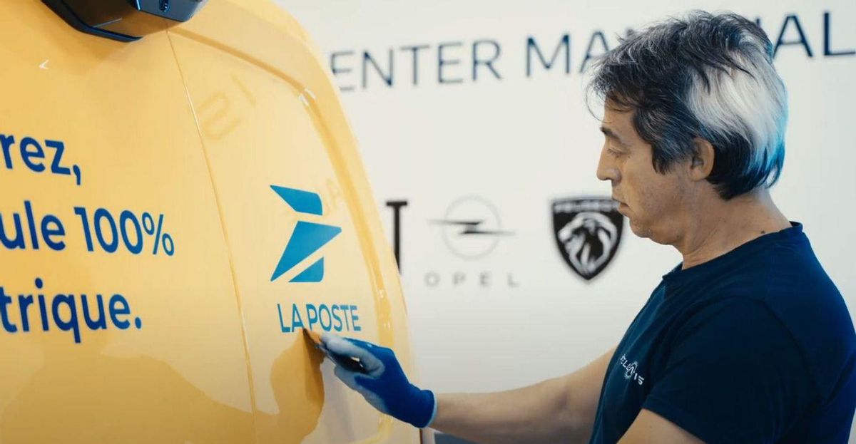 Stellantis extiende a Mangualde el proyecto para convertir K9. El pasado mayo, y durante la visita a Stellantis Vigo del nuevo CEO, Antonio Filosa, el grupo «reveló» que en Balaídos había un espacio dedicado a la personalización de las K9. Es el proyecto CustomFit, programa lanzado en septiembre de 2024 que se centra en la conversión de las unidades producidas. Ahora, esta iniciativa se ha implantado en la planta de Mangualde, Portugal, cuyo primer encargo fue una flota de 150 Citroën Ë-Berlingo para Francia. | STELLANTIS