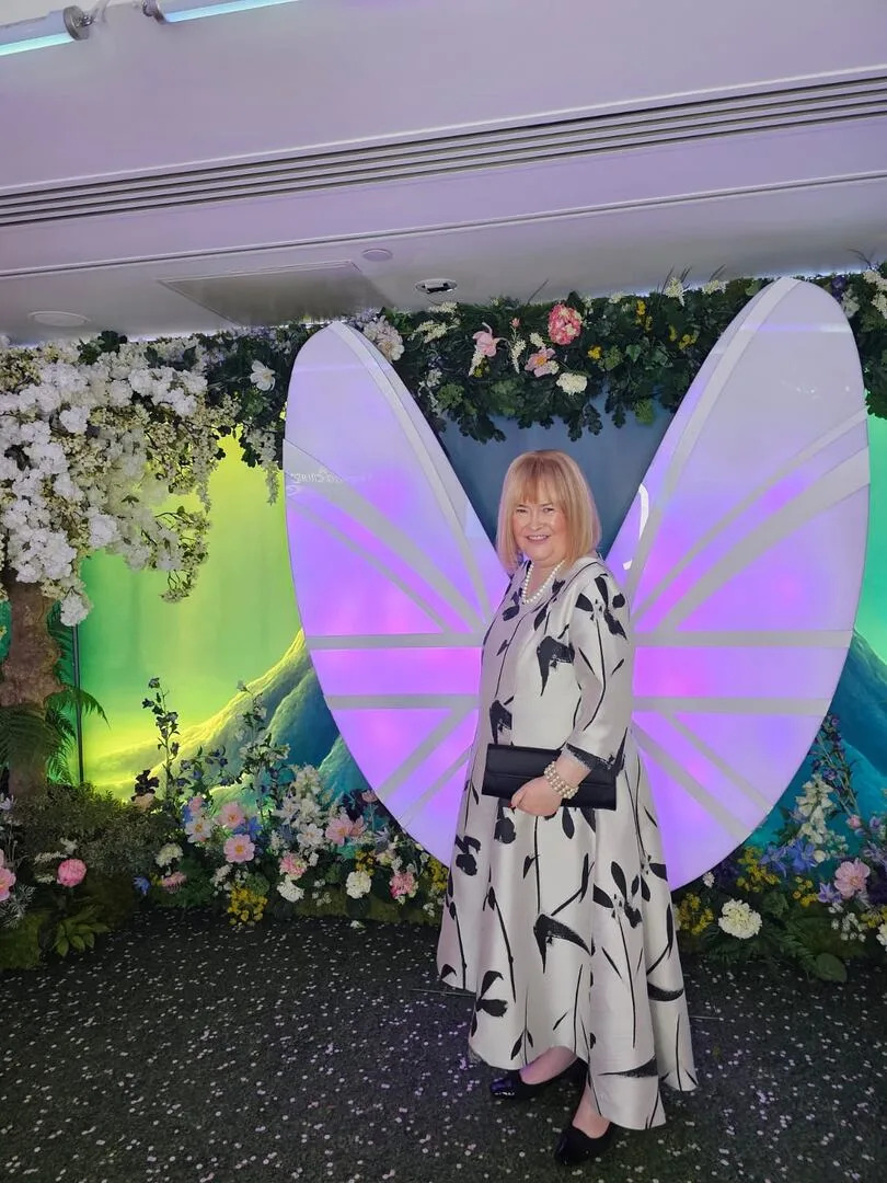 Susan Boyle sorprendió con su nuevo look en la alfombra de los premios Pride Britain Awards