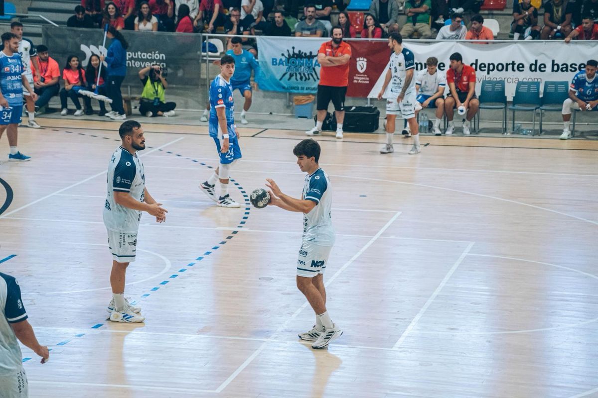 Iago Iglesias con el balón en el partido de pretemporada ante el Cisne en Pontevedra.