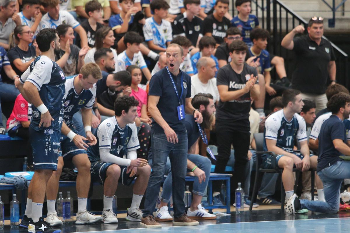 Quique Domínguez llama a uno de sus jugadores, ayer en el banquillo en O Gatañal.
