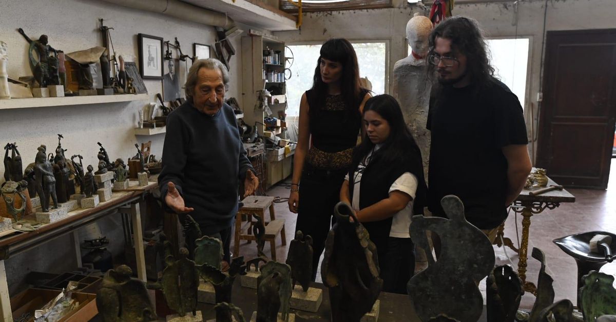 El escultor Buciños abre por primera vez las puertas de su taller al público en Ourense
