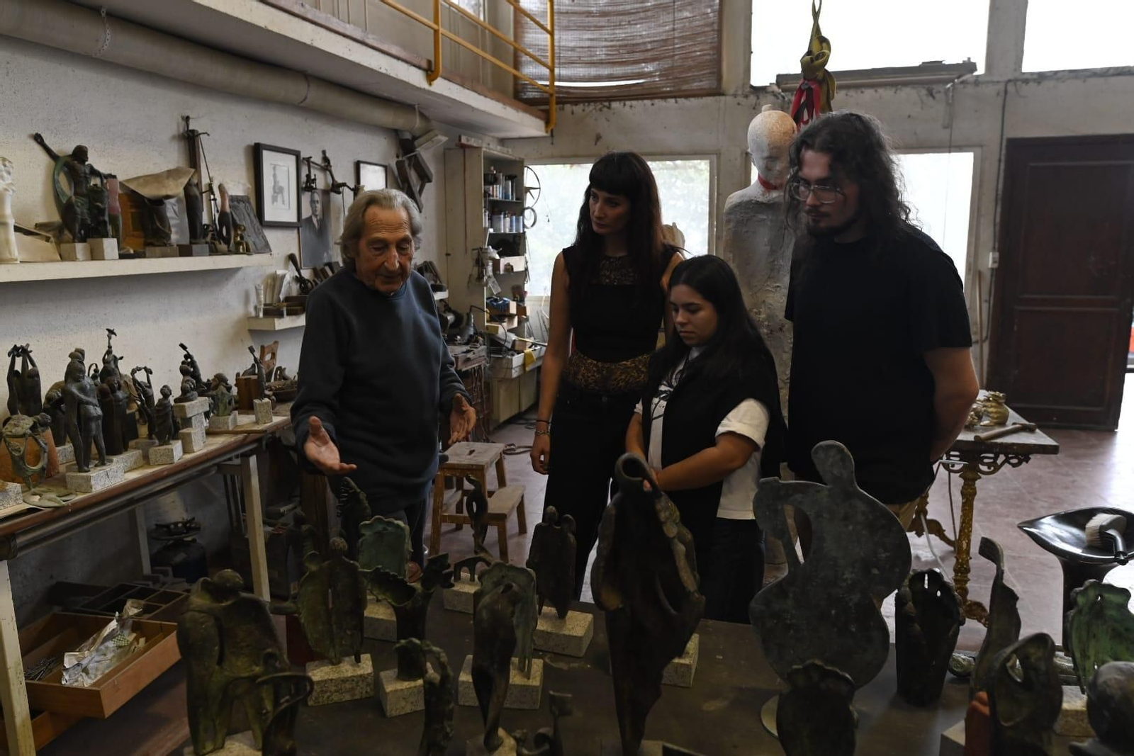 El escultor Buciños muestra algunas de sus obras en su taller El escultor Buciños muestra algunas de sus obras en su taller