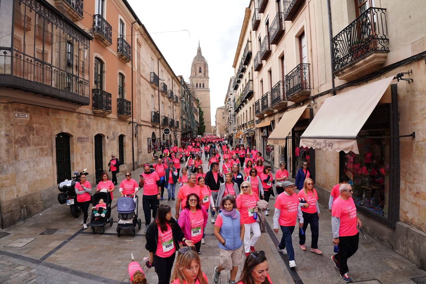 Salamanca 'se tiñe' de rosa por el cáncer