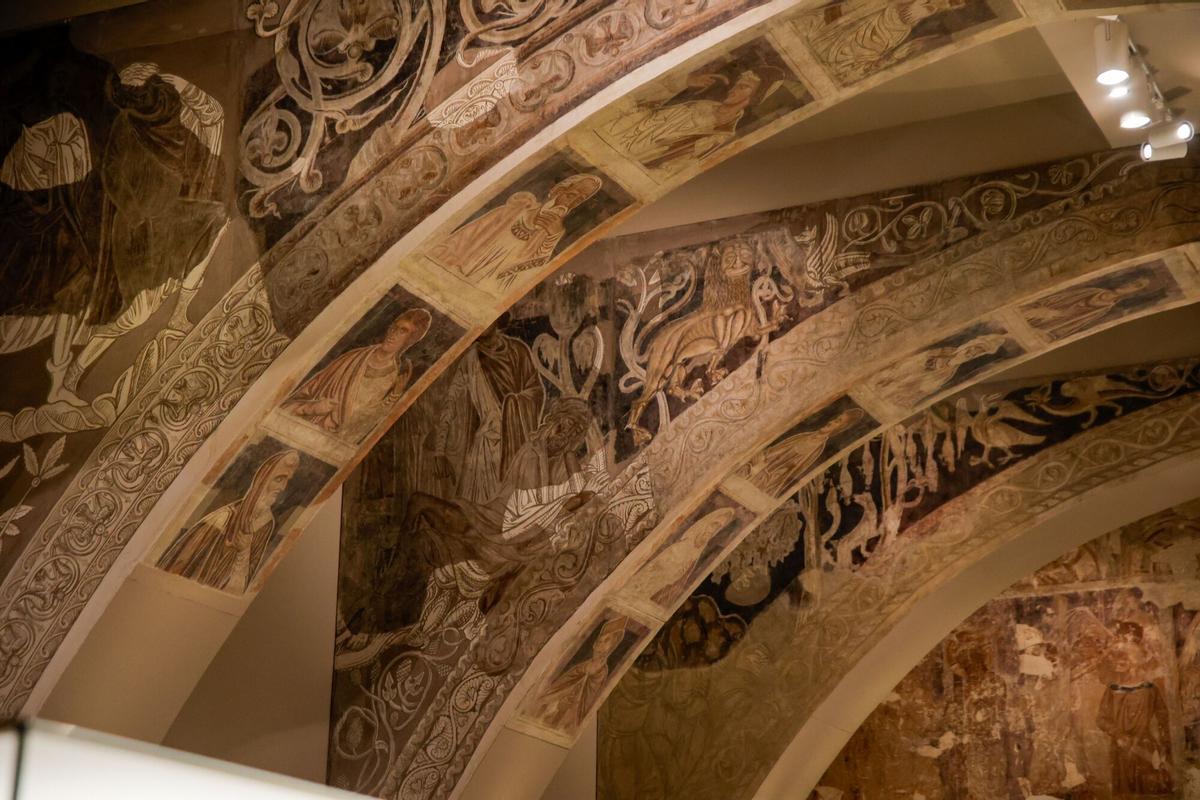29/05/2025 Detalle de las pinturas murales del Monasterio de Sijena expuestas en el Museu Nacional d’Art de Catalunya (MNAC), a 29 de mayo de 2025, en Barcelona, Catalunya (España). El Tribunal Supremo (TS) confirmó ayer la sentencia dictada por la Audiencia Provincial de Huesca, que condena al MNAC a restituir las pinturas murales en la sala capitular del Monasterio de Vilanova de Sijena (Huesca). CULTURA Kike Rincón - Europa Press