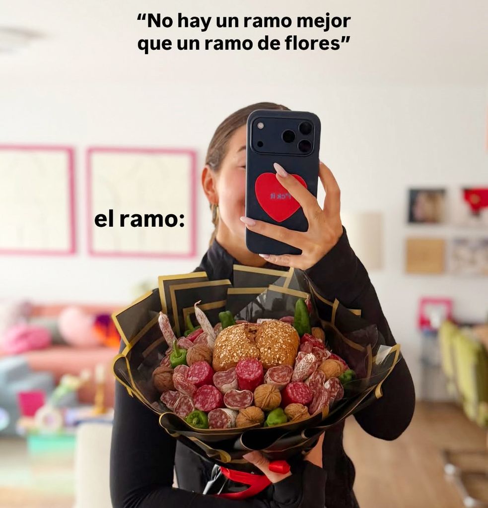 Laura Escanes recibe un ramo de fuet, salchichón, nueces y pimientos verdes