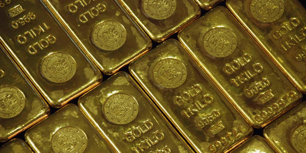 El precio del oro sigue cayendo tras el desplome histórico del martes