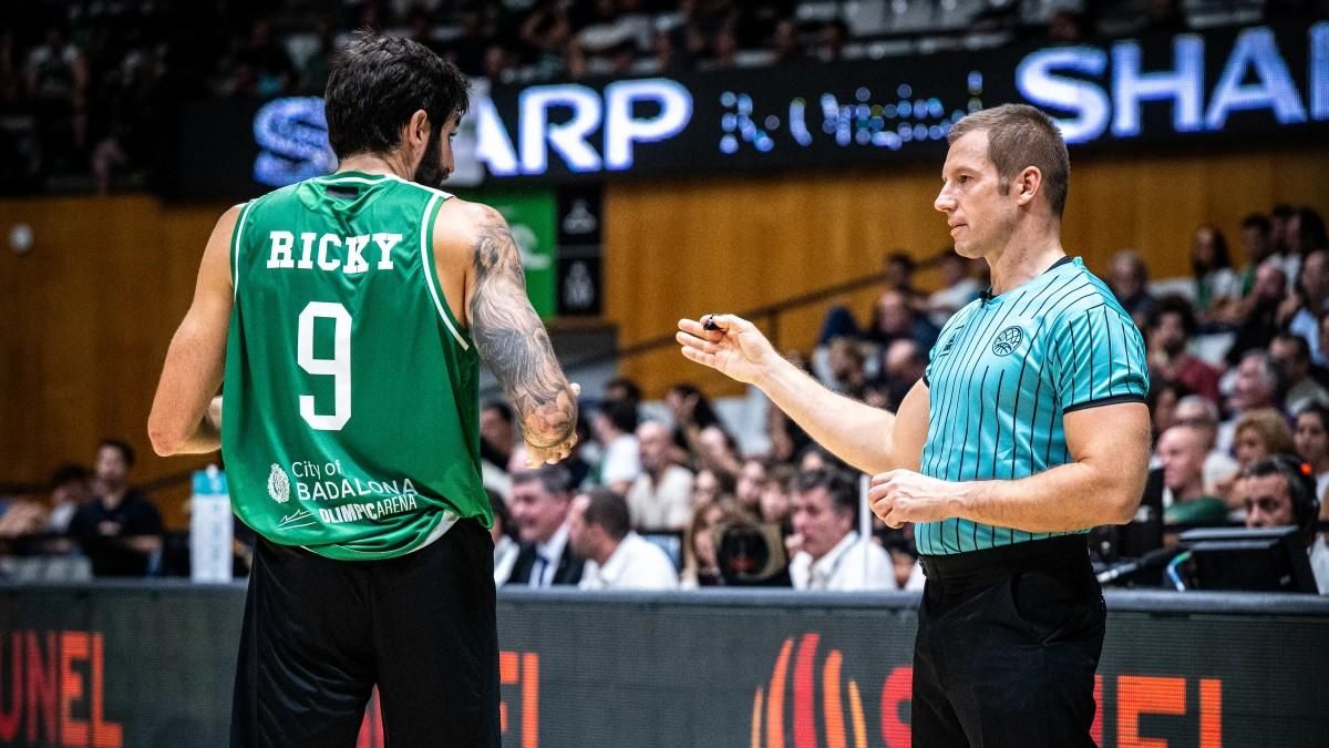 Ricky Rubio charla con uno de los árbitros del partido continental ante el Cholet