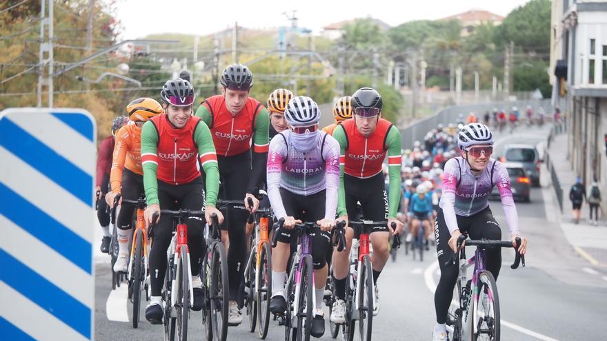 Invasión de ciclistas y atletas en la costa de Debabarrena