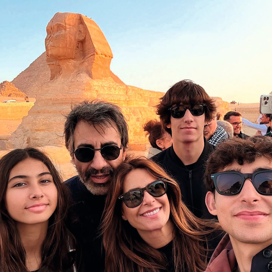 La presentadora, con su marido y tres hijos (Juan, Pau y Olivia), en Egipto, donde pasaron las últimas Navidades