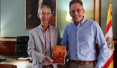 El autor utrerano Fernando Serrano presenta su novela "Cartas a Bea" en la biblioteca este viernes