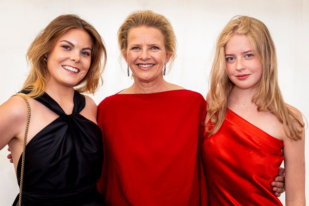 Junto a sus hijas, Laura y Zaria