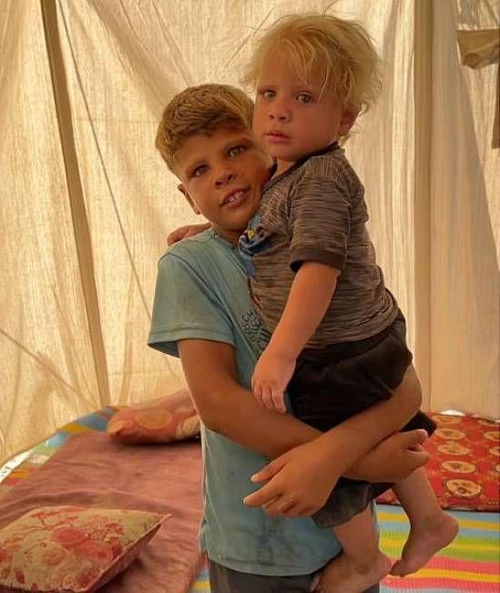 Gadoua y su hermanito en un campamento de una organización de ayuda en Gaza