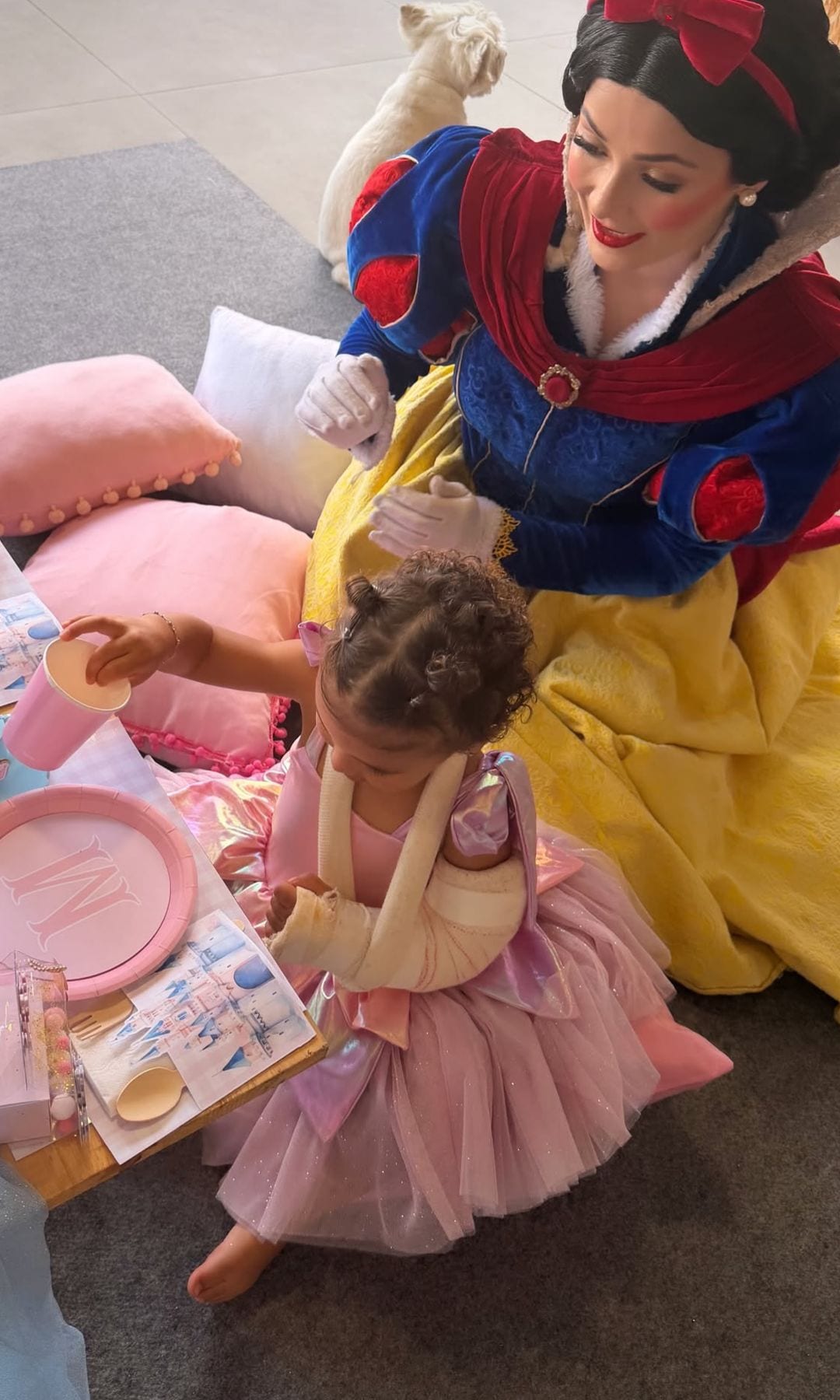 Aunque Mavie tenía el cabestrillo, eso no fue impedimento para que disfrutara al máximo de su segunda fiesta de cumpleaños. 