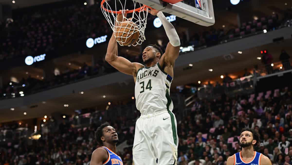 Giannis Antetokounmpo corta por lo sano