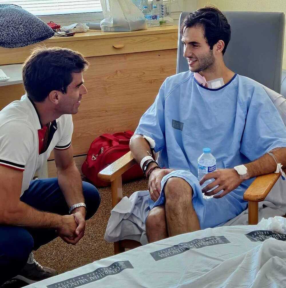 Rubén Pinar visita a Samuel Navalón en el hospital