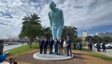 Inauguración de la escultura 'Greetingman' en la plaza de Canarias