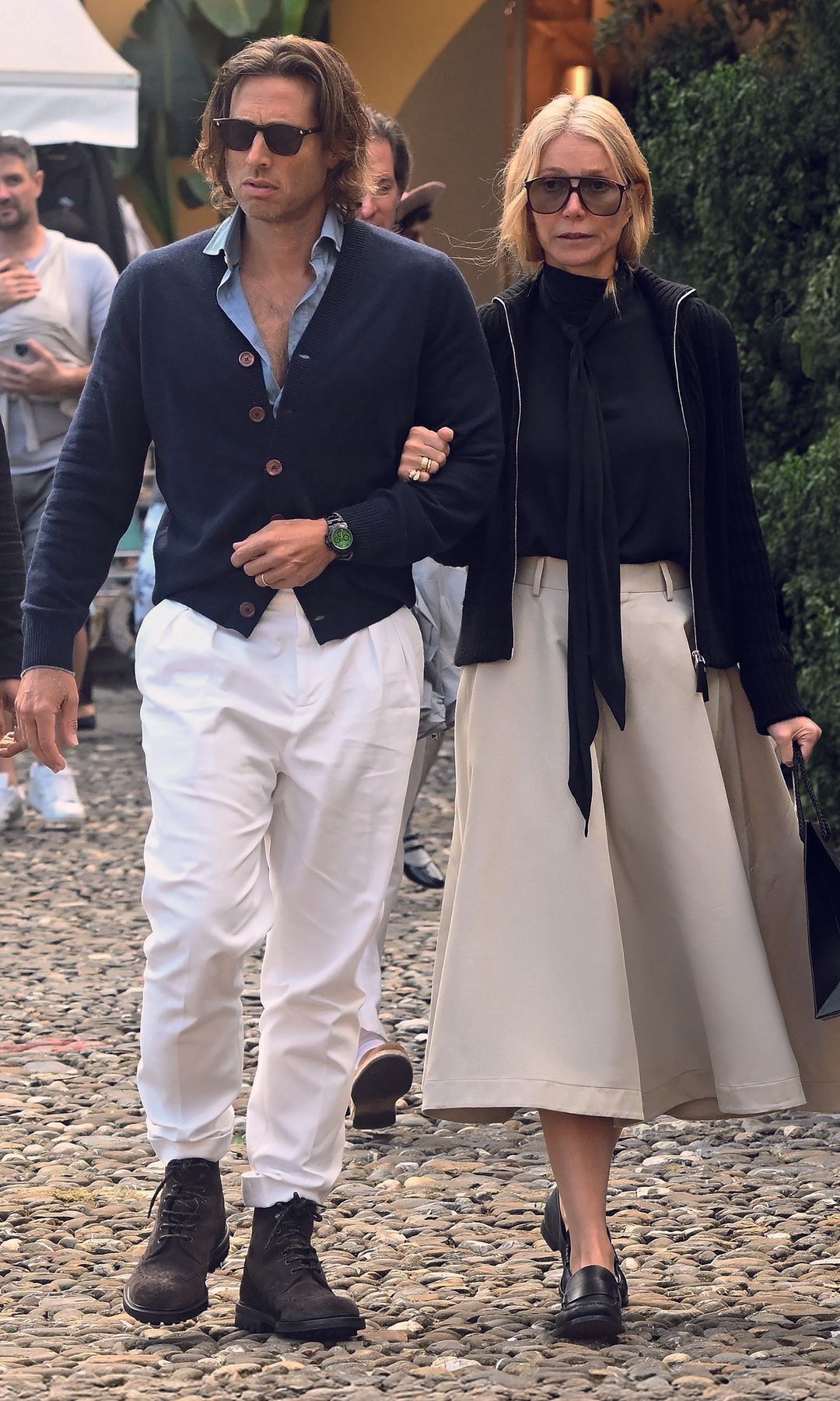 Gwyneth Paltrow paseando por las calles de Portofino del brazo de su marido, el director y guionista Brad Falchuk, con quien se casó el 29 de septiembre de 2018, en los Hamptons, Nueva York. La actriz celebró su 53 cumpleaños, el pasado 27 de septiembre, en la localidad italiana