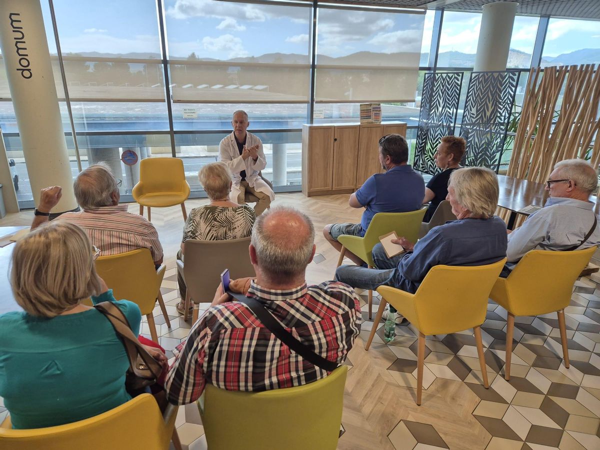 Varios pacientes escuchan al doctor Mestre en una sesión para informar sobre la radioterapia.