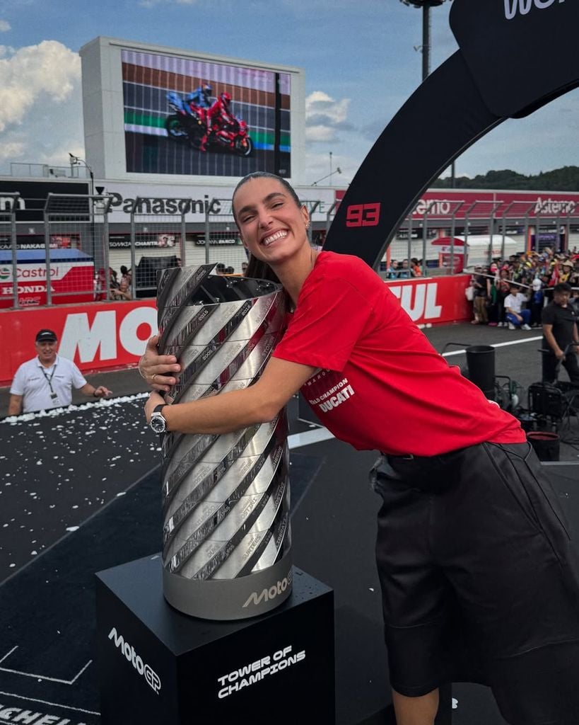 La influencer Gemma Pinto, noviade Marc Márquez, abraza el título de MotoGP