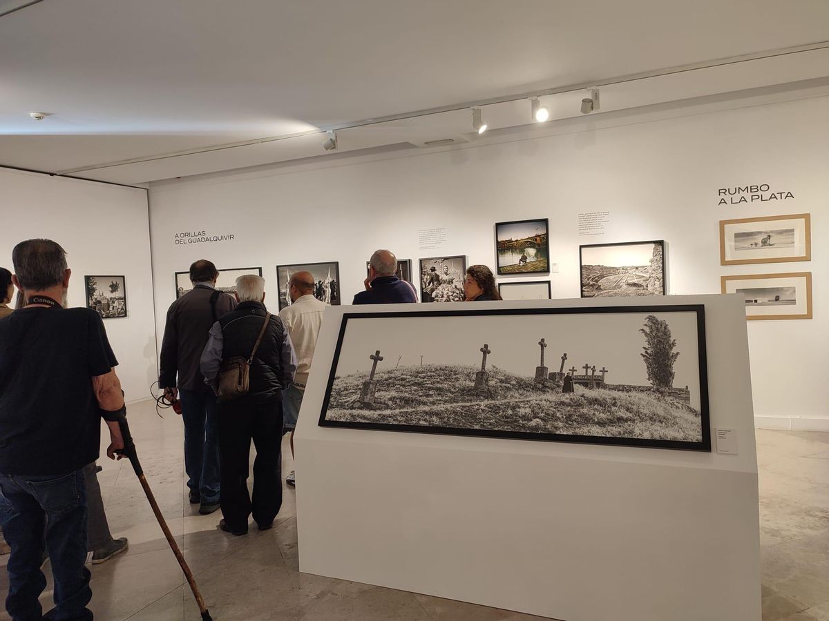 En primer término, la foto del viacrucis de Andavías y público en la visita posterior a la inauguración