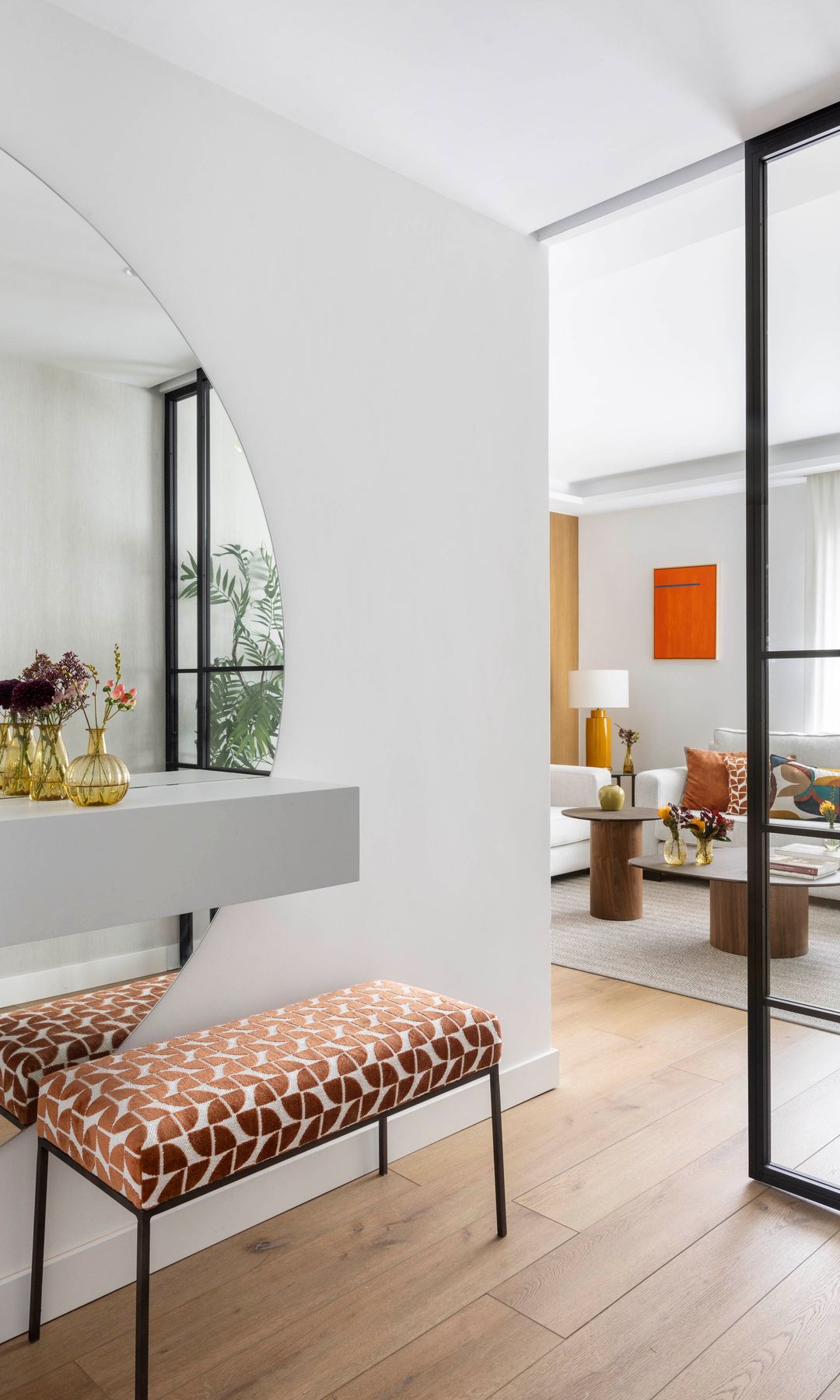 Entrada y paso al salón, de estilo contemporáneo