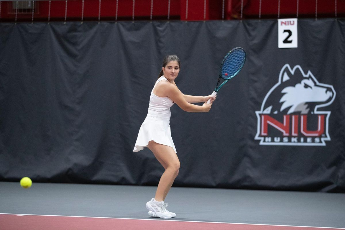 Imagen de Rebeca García jugando a tenis en su país de adopción, EEUU.