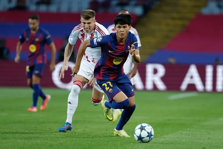 Dro Fernández, de 17 años, lleva la pelota perseguido por Costinha, en su debut absoluto por Champions League