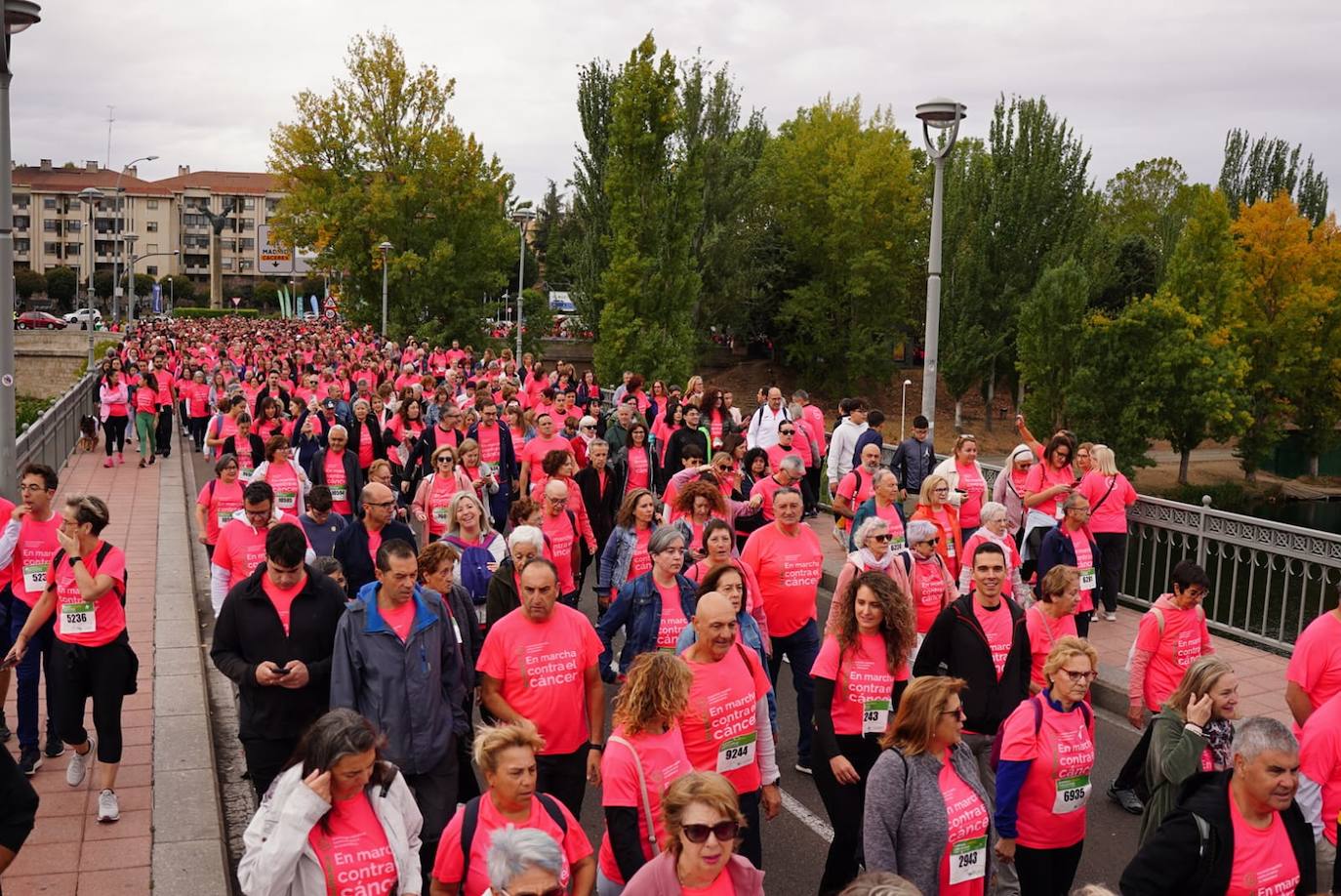 Salamanca 'se tiñe' de rosa por el cáncer
