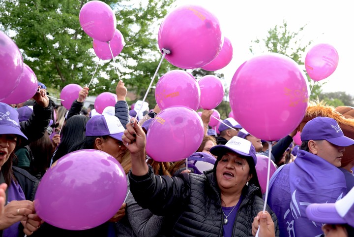 Militantes de LLA llegan a la presentación de su libro 'La Construcción del Milagro' de Javier Milei, en la ciudad de Buenos Aires. Foto Francisco Loureiro / Clarín