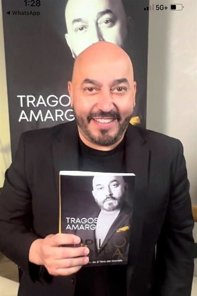 Lupillo Rivera con su libro 'Tragos Amargos'.