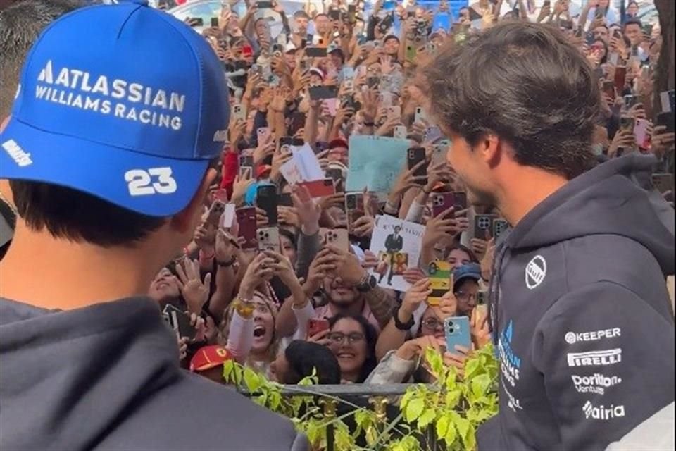 Los pilotos de Williams echaron un vistazo a la calle para saludar a sus fans.