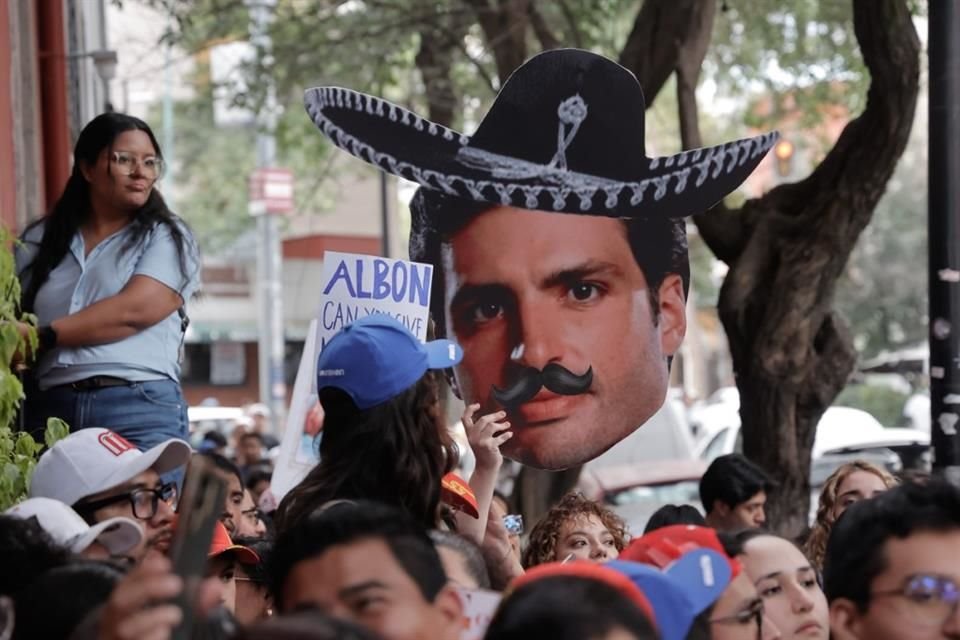 Una cara gigante de Sainz con sombrero de mariachi destacaba entre la multitud.