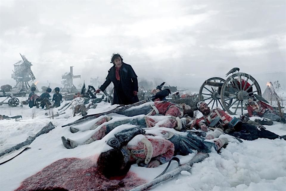 La narración comienza con la persecución de una Criatura, poderosa pero erráticamente sentimental y pasional, quien desea confrontarse con su creador: el Barón Victor Frankenstein (Oscar Isaac).