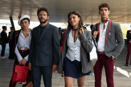 ÉLITE (L to R) CARLA DÍAZ as ARI, DIEGO MARTIN as BENJAMIN, MARTINA CARIDDI as MENCÍA, MANU RÍOS as PATRICK in ÉLITE. Cr. NIETE/NETFLIX © 2020