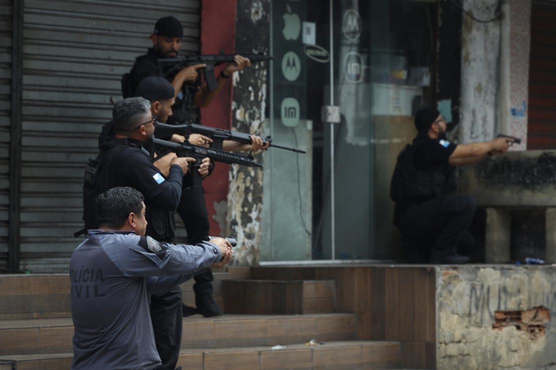 Integrantes de la Policóa de Río de Janeiro realizan un operativo este martes.