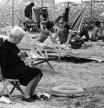 'Vieja leyendo en la playa', Sitges, 1966