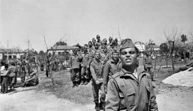 La mili y la cruda realidad de la España de los setenta, retratada por Cristóbal Hara