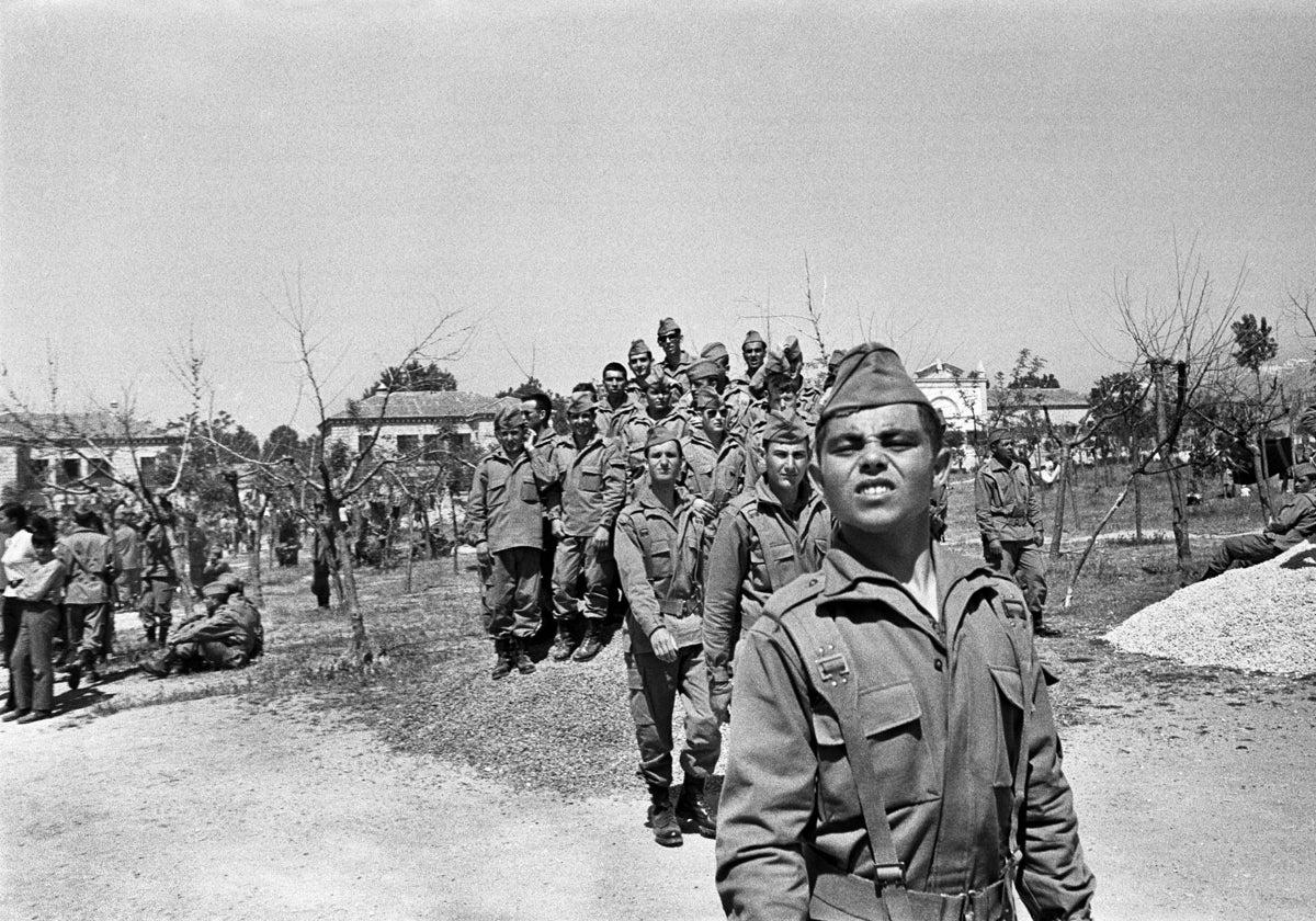 La mili y la cruda realidad de la España de los setenta, retratada por Cristóbal Hara