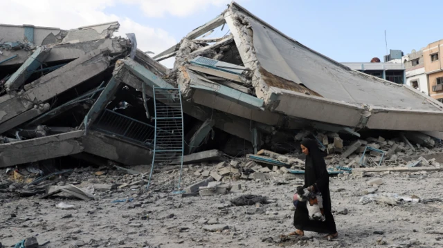 Una palestina camina entre los escombros en Ciudad de Gaza el 1 de octubre. 