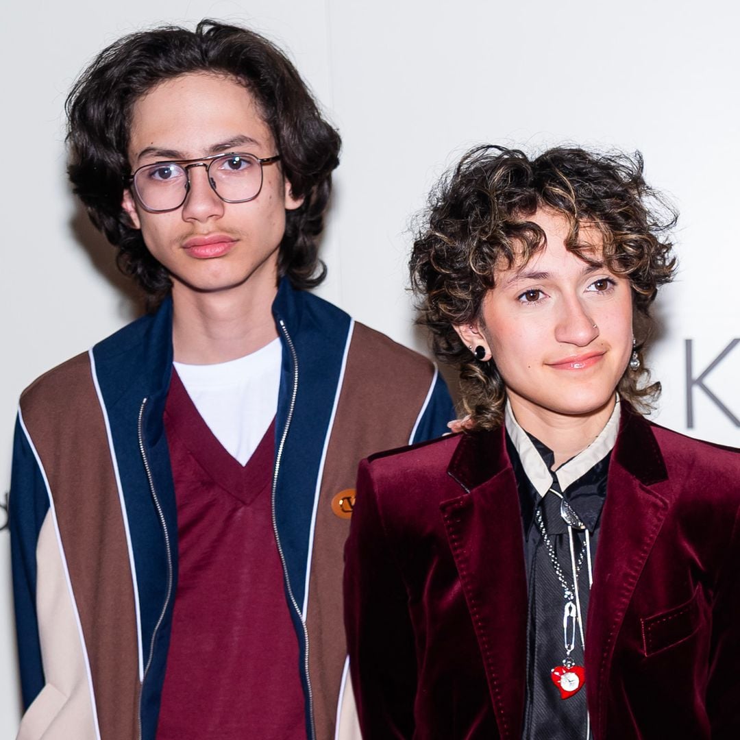 Jennifer Lopez posa con sus hijos en el estreno de Kiss of the Spider Woman en Nueva York el 6 de octubre de 2025