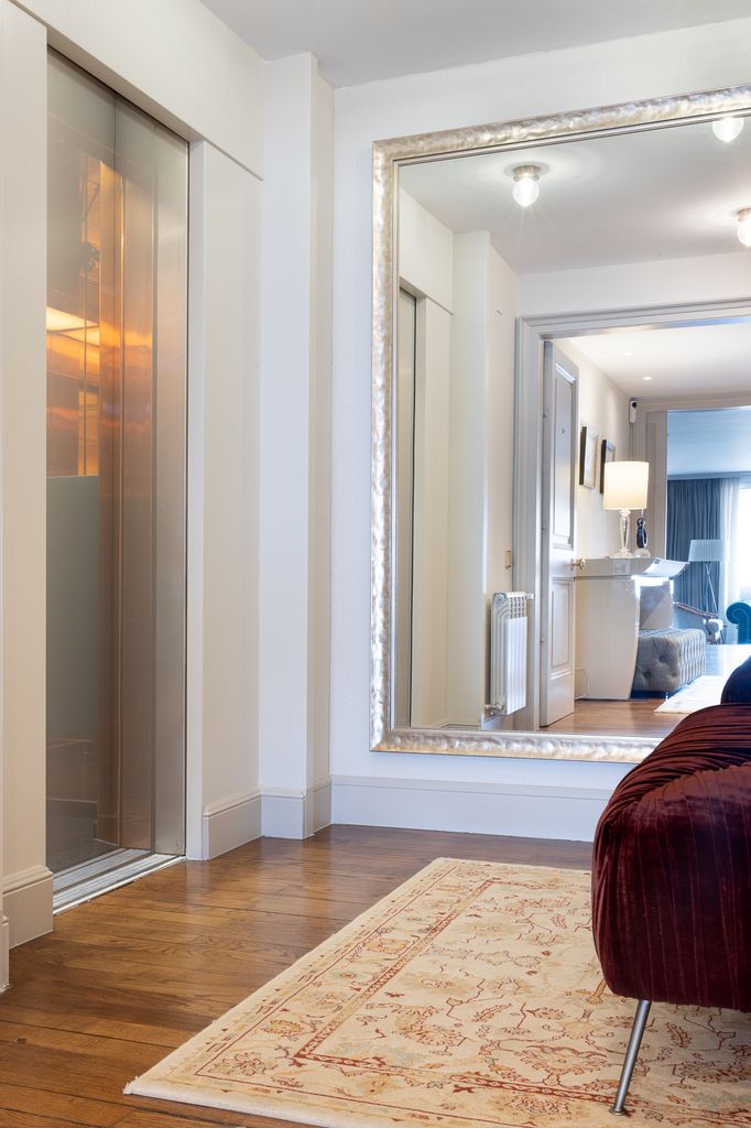 Espejo XL en la pared del recibidor