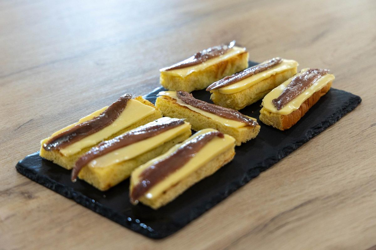 Tosta con mantequilla ahumada y lomo de anchoa.
