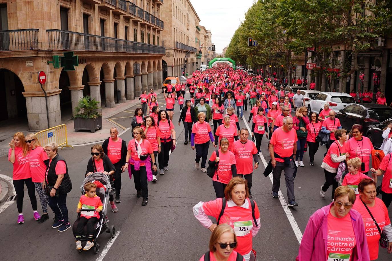 Salamanca 'se tiñe' de rosa por el cáncer