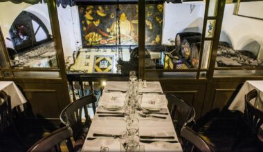 Un nuevo libro relata encuentros de 24 famosos en restaurantes emblemáticos de Barcelona